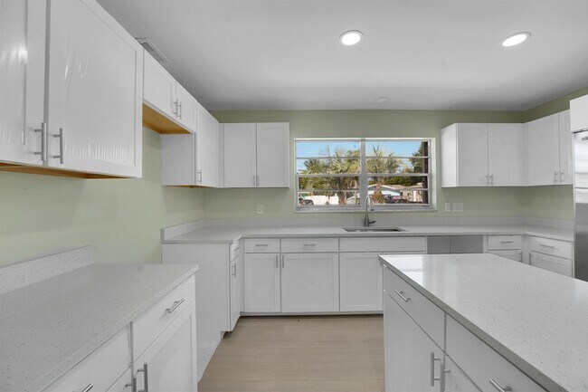 Building Photo - 154 SE Naranja Ave