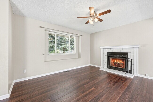 Building Photo - $2,595.95-4 Bed/ 3 Bath-Charming home in Colorado Springs with Central AC