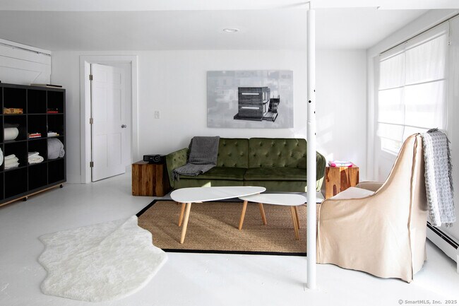 Building Photo - 10 Sentry Hill Rd