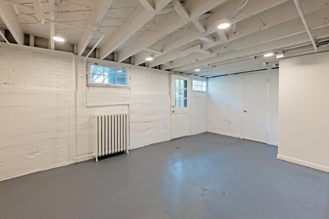 Building Photo - 4BR 3.5 BA Chevy Chase Gem is Move-in Read...