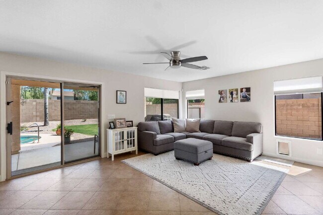 Building Photo - 4 bed 3 bath Single Family Home with Pool ...