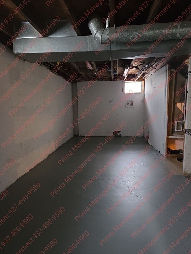 Building Photo - Great 3 bed 2 bath with AC close to everything!