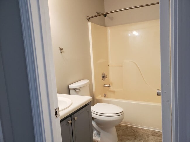 Building Photo - AVAILABLE NOW! (Pet Friendly)