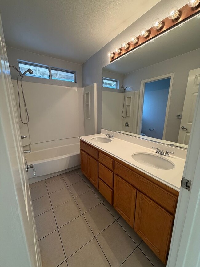 Building Photo - Welcome to this stunning 4 bedroom 2.5 bathroom home located in Hayward