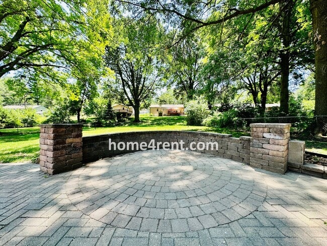 Building Photo - Beautiful Hardwoods w Fenced-in Yard!
