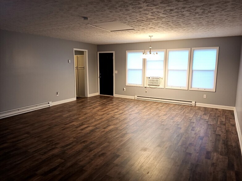 Building Photo - 303 Fleetwood Dr