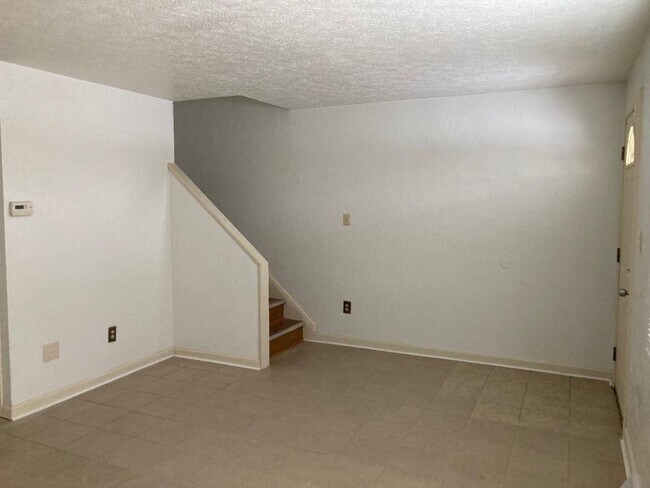 Building Photo - 2 Bedroom Condo for Rent  Warrenville HTS