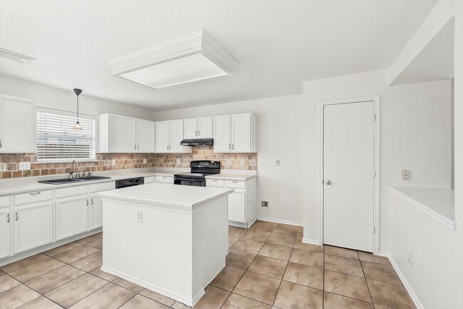 Building Photo - Freshly Painted 3 bedroom home!