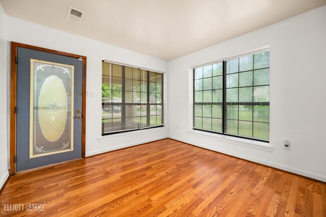 Building Photo - Check Out this 2 bed 1 bath in Alexandria