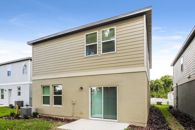 Building Photo - Lincoln Oaks