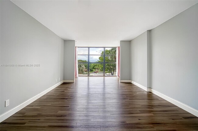 Building Photo - 400 Leslie Dr