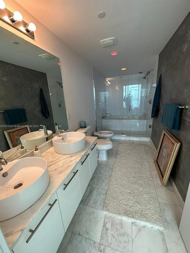 Building Photo - 888 Biscayne Blvd