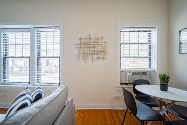Building Photo - 3 bedroom in Chicago IL 60618