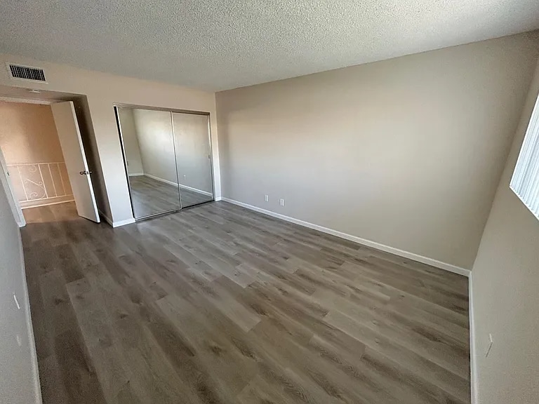 Building Photo - 220 E Live Oak St