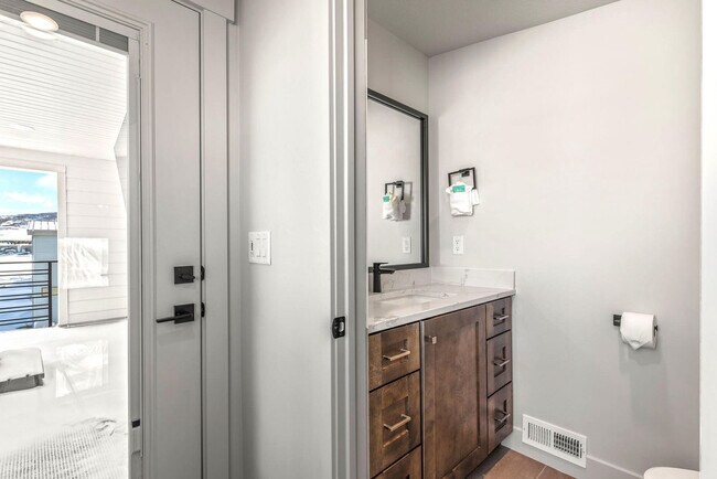 Building Photo - 6537 Silver Creek Dr