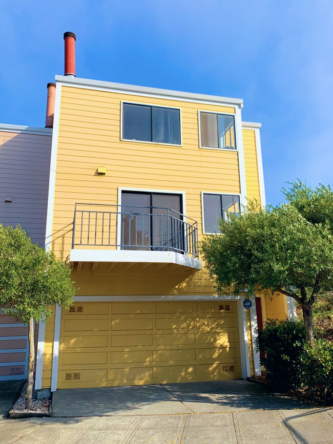 Building Photo - 21 Hillview Ct