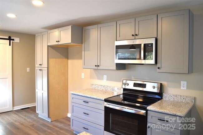 Building Photo - 320 W Stewart Ave