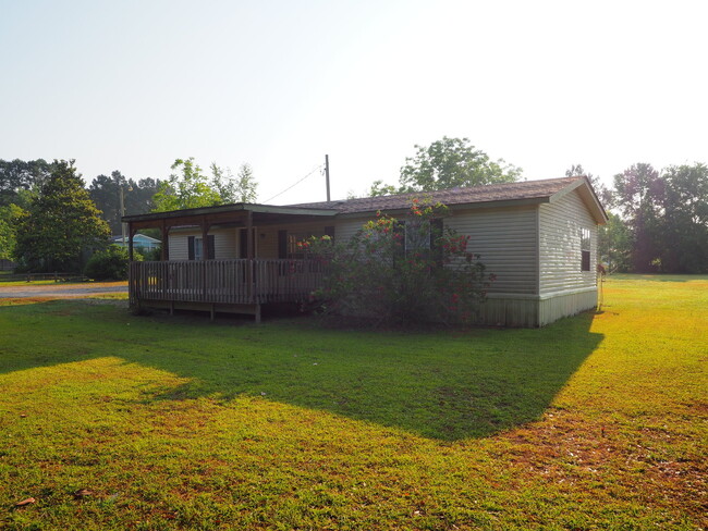 Building Photo - Huge yard in the country!