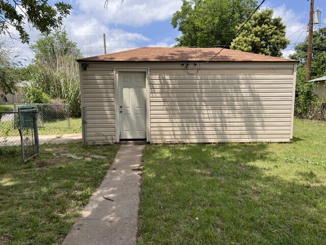 Building Photo - 3045 Pioneer Ave