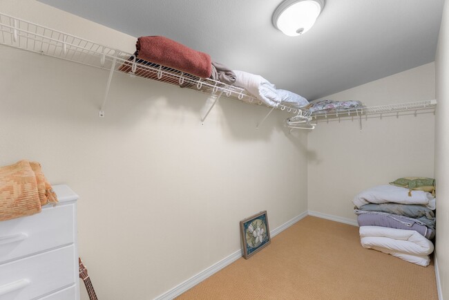 Building Photo - Reese's Retreat!!  2 BR + Den/2.5 BA White...