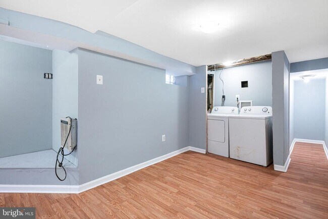 Building Photo - 447 N Wilton St