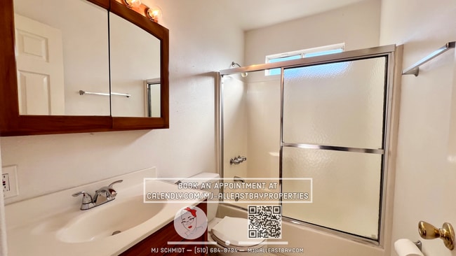 Building Photo - Beautiful 3 bedroom home with large backya...