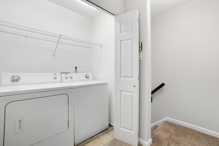 Building Photo - 909 N Hanley Rd