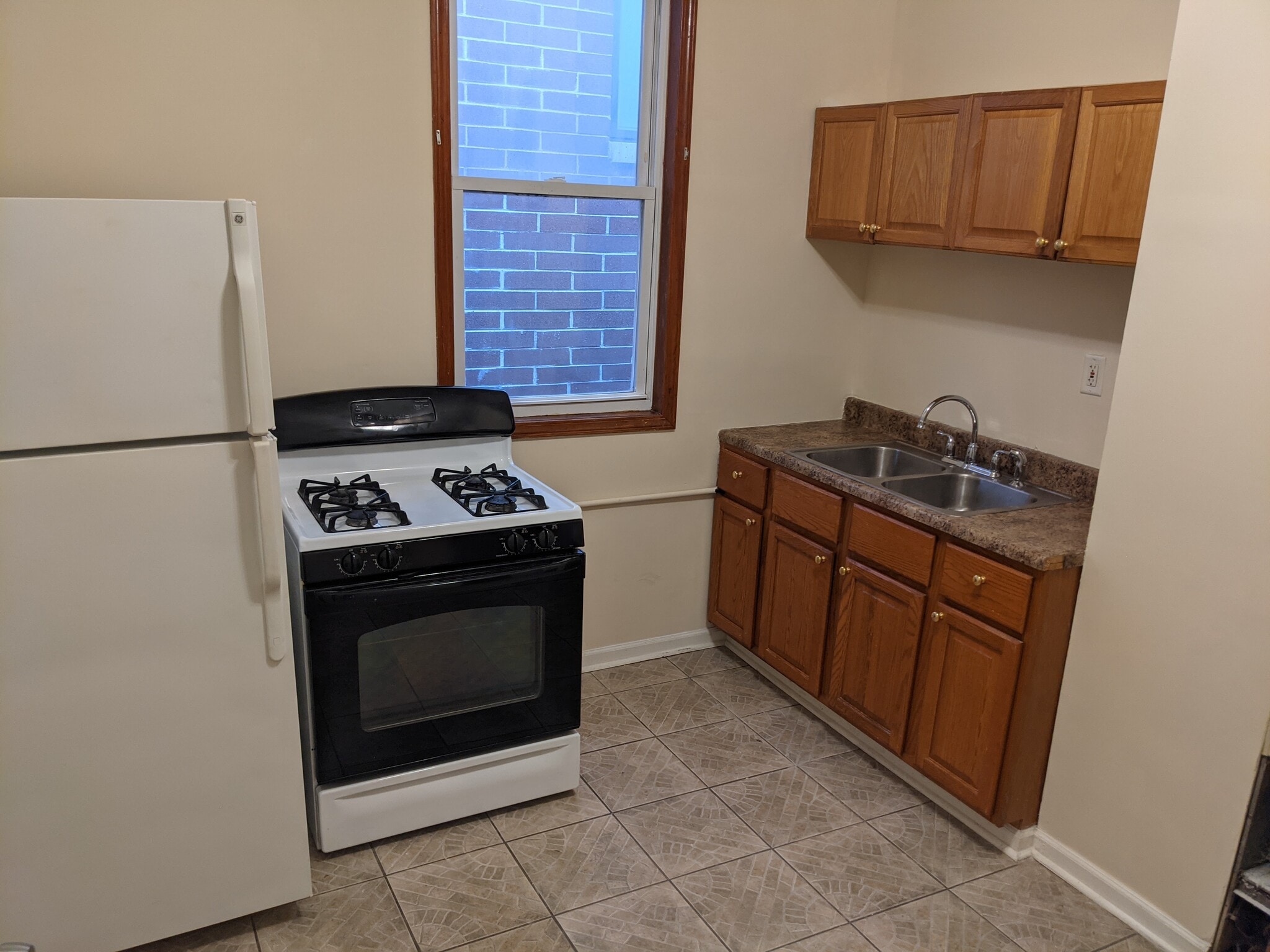 kitchen - 2455 W Cortland St