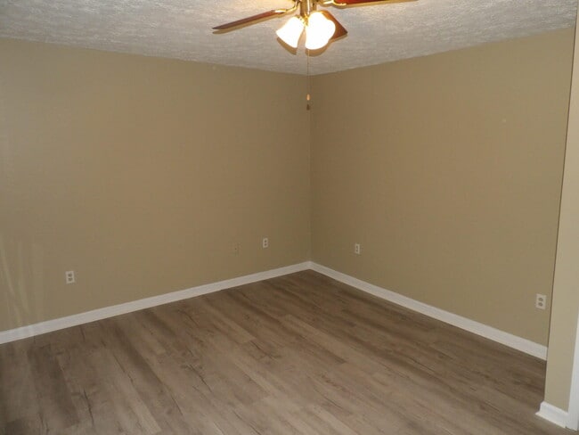 Building Photo - 244 Meadowview Dr