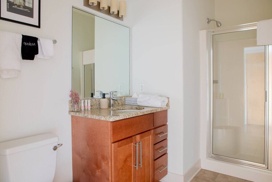 Building Photo - 1040 N Cass St