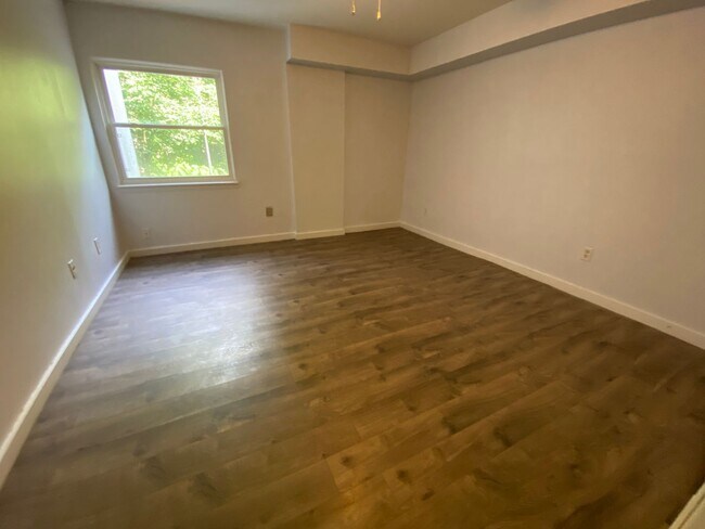 Building Photo - 7122 Longstreet Dr