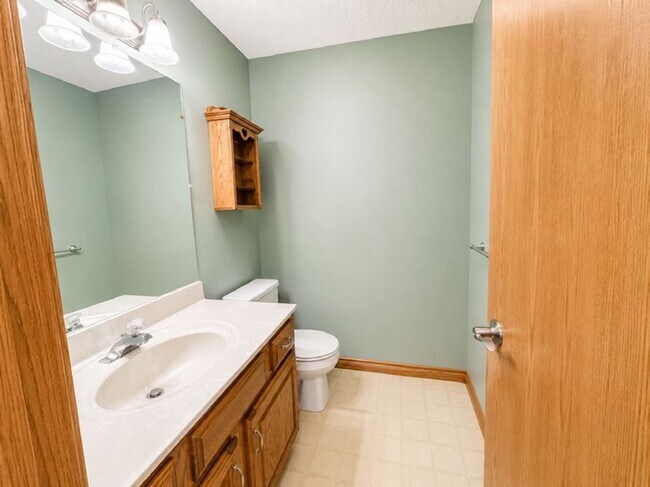 Building Photo - GORGEOUS 3 BEDROOM HOME ON WEST SIDE OF TRAVERSE CITY