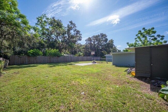 Building Photo - 2009 N Combee Rd