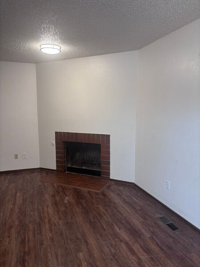 Building Photo - Cute 2 bed, 2 bath duplex in Noble, OK