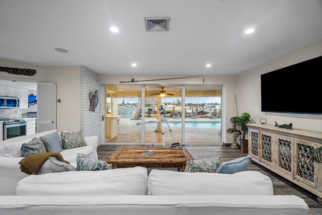 Building Photo - 844 East Dr