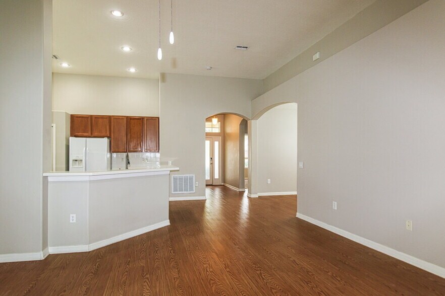 Building Photo - 3731 Braemere Dr