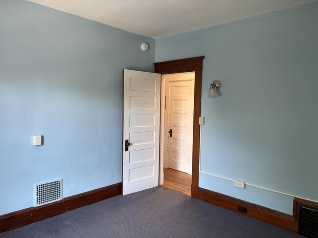 Building Photo - 48 Monroe St