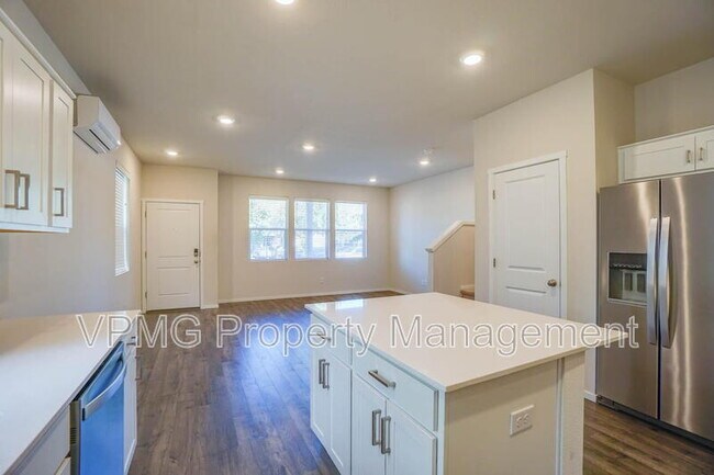 Building Photo - 2620 NE 117th Pl