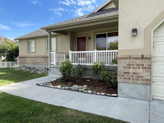 Building Photo - 134 Lakeview Dr