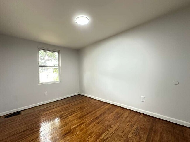 Building Photo - 1120 E Stafford St