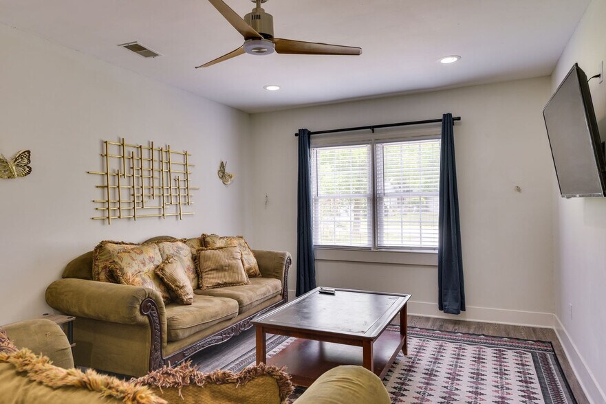 Building Photo - 739 Corral Dr