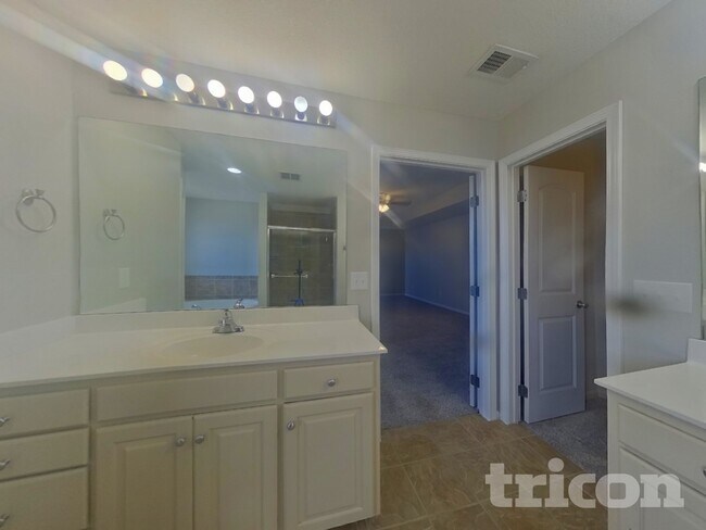 Building Photo - 5004 Woodstock St