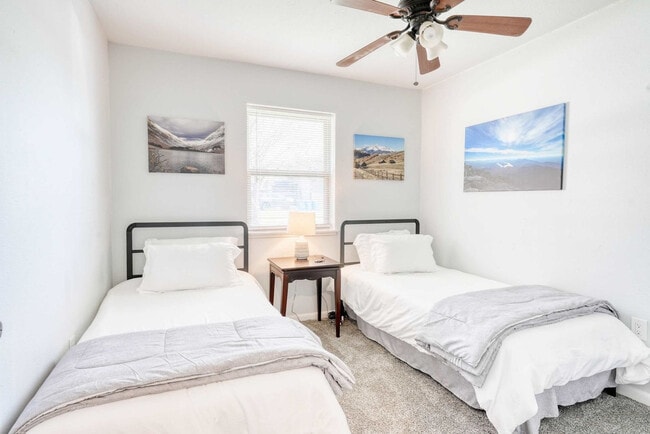 Building Photo - 1308 SE E St