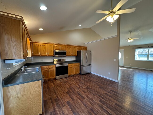 Building Photo - Freshly Painted Beautiful 3 Bedroom, 2 Bat...