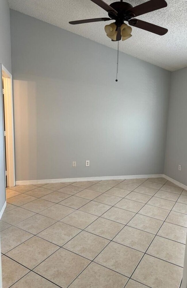 Building Photo - 2 Bedroom 2 Bathroom Condo in Gated Community of Cypress Lakes