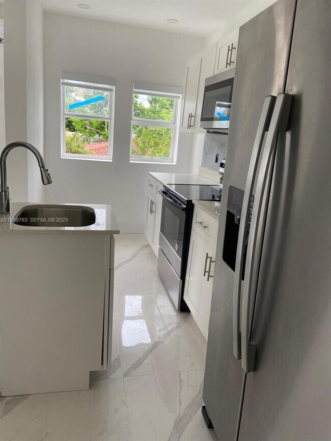 Building Photo - 1015 S 17th Ave