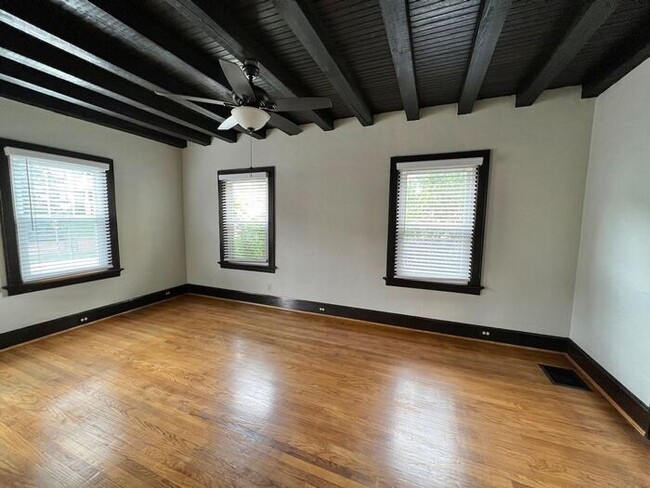 Building Photo - Charming Mt Lookout home! Walking distance...