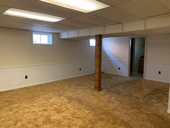Building Photo - Spacious Three Bedroom/Three Bath Ranch in...