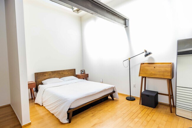 Building Photo - 2323 Magnolia St