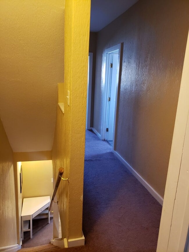 Building Photo - Stylish & Spacious 3-Bedroom Home with Off...